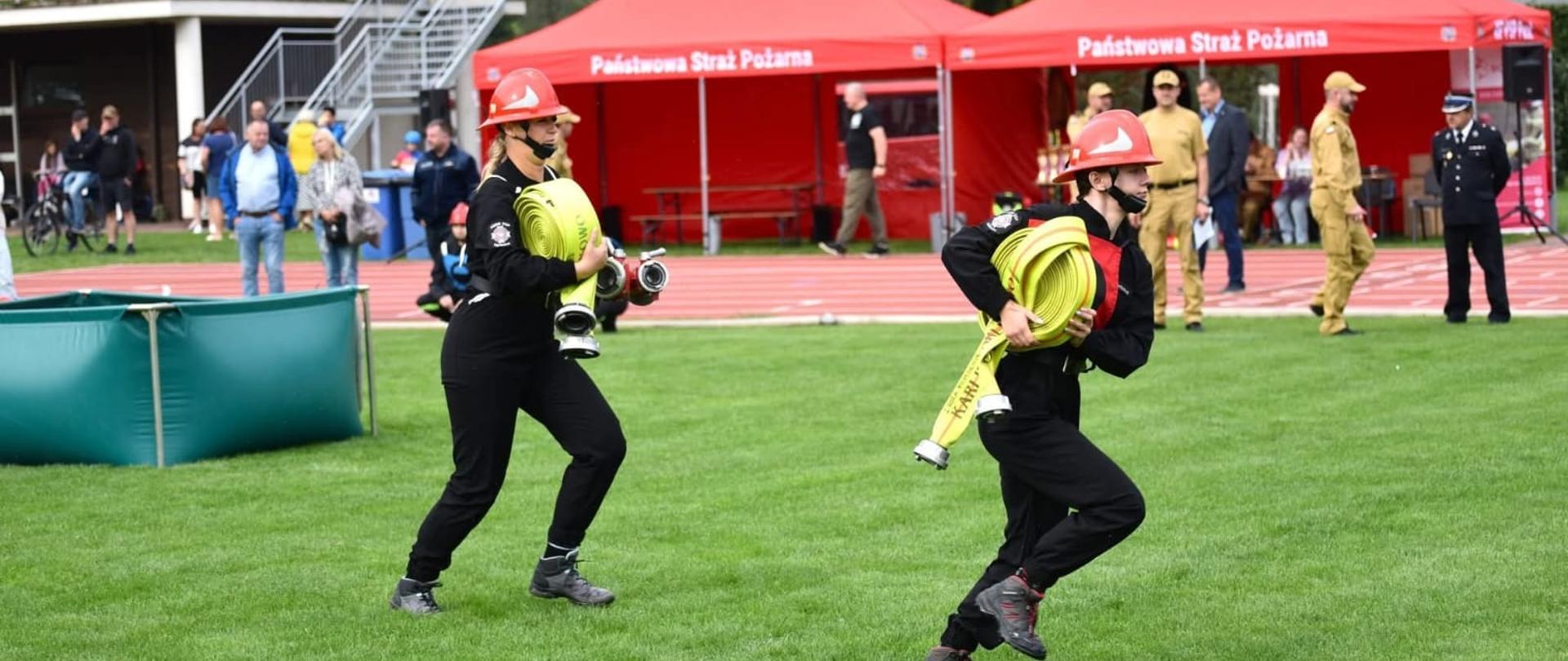 Ćwiczenie bojowe w wykonaniu kobiecej drużyny OSP Karlikowo