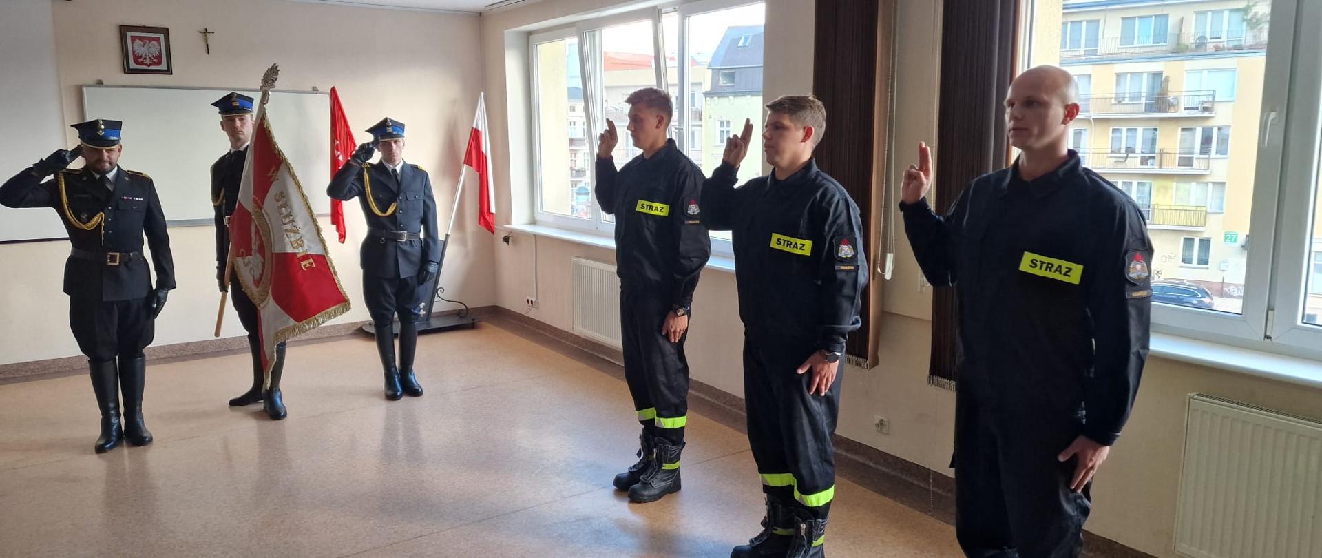 Uroczysta zbiórka na JRG 1 - widoczny poczet sztandarowy i funkcjonariusze składający ślubowanie