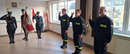 Uroczysta zbiórka na JRG 1 - widoczny poczet sztandarowy i funkcjonariusze składający ślubowanie