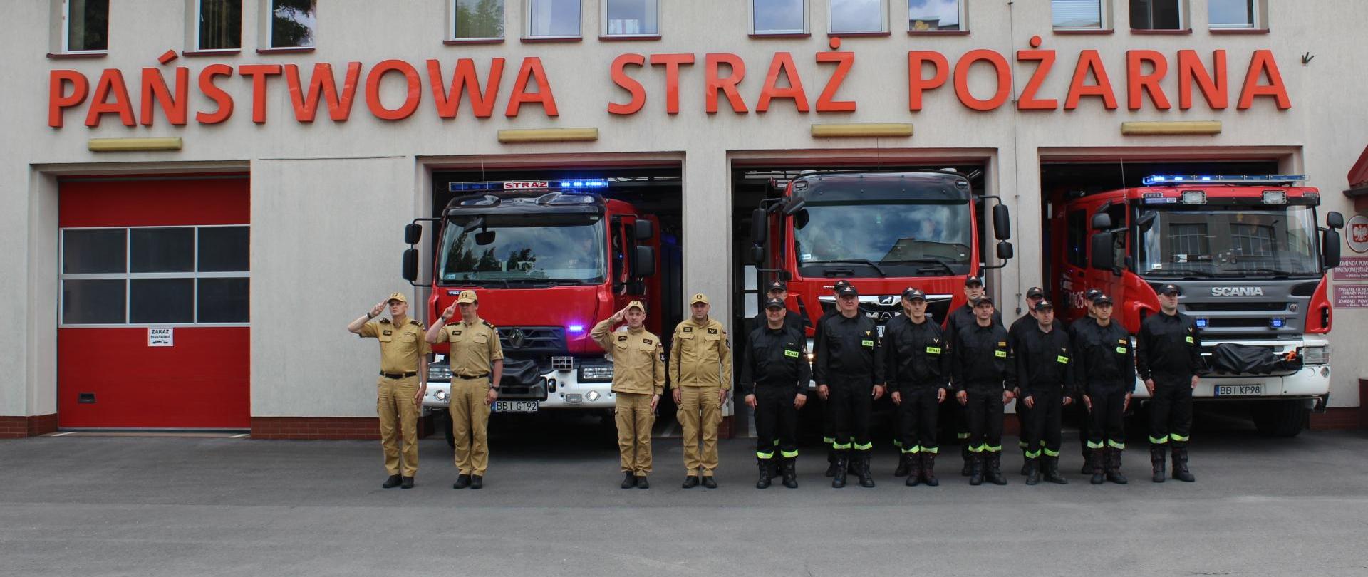 Oddanie hołdu przez strażaków 