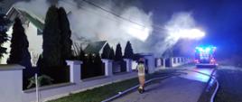 Działania ratownicze staszowskich strażaków podczas pożaru w miejscowości Grabki Duże.