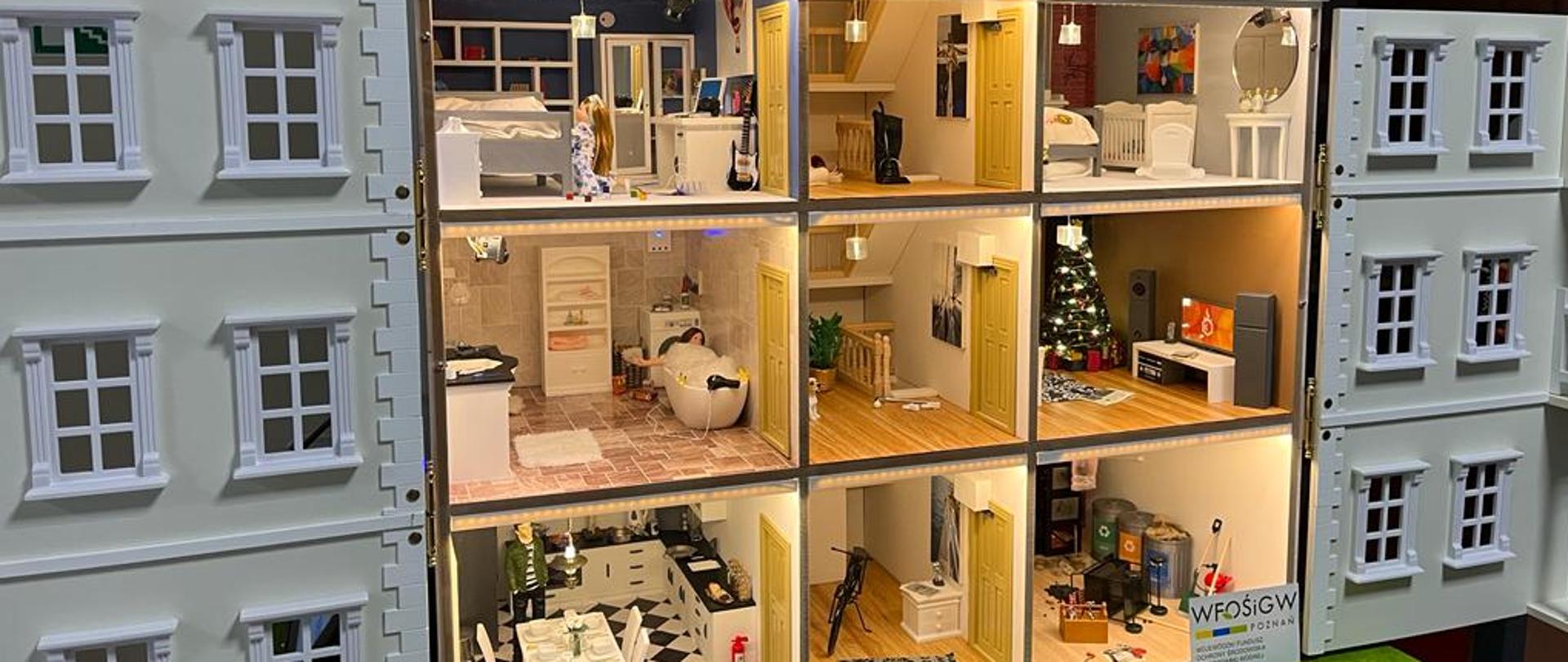 Zdjęcie przedstawia symulator zagrożeń pożarowych - model domku jednorodzinnego. 