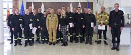 Grupowe zdjęcie uczestników szkolenia w towarzystwie Zastępcy Komendanta Centralnej Szkoły PSP, pracownicy wydziału szkoleń specjalistycznych i współpracy międzynarodowej oraz naczelników wydziału technicznego i wydziału szkoleń specjalistycznych i współpracy międzynarodowej