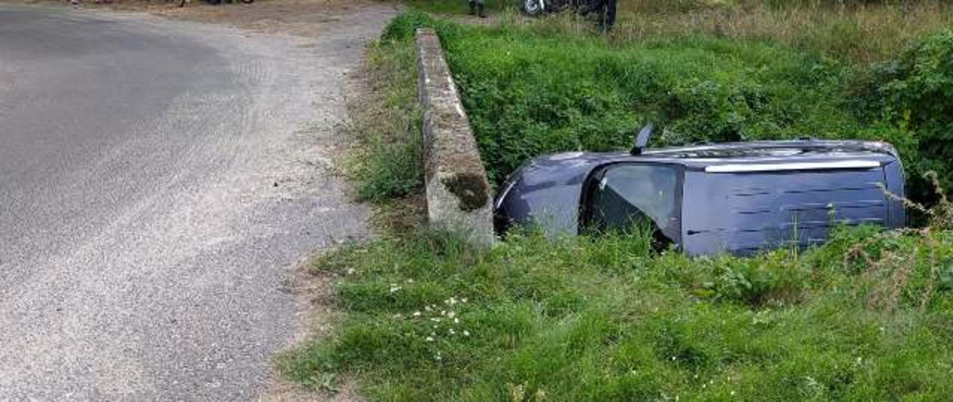 Ford w kanale melioracyjnym