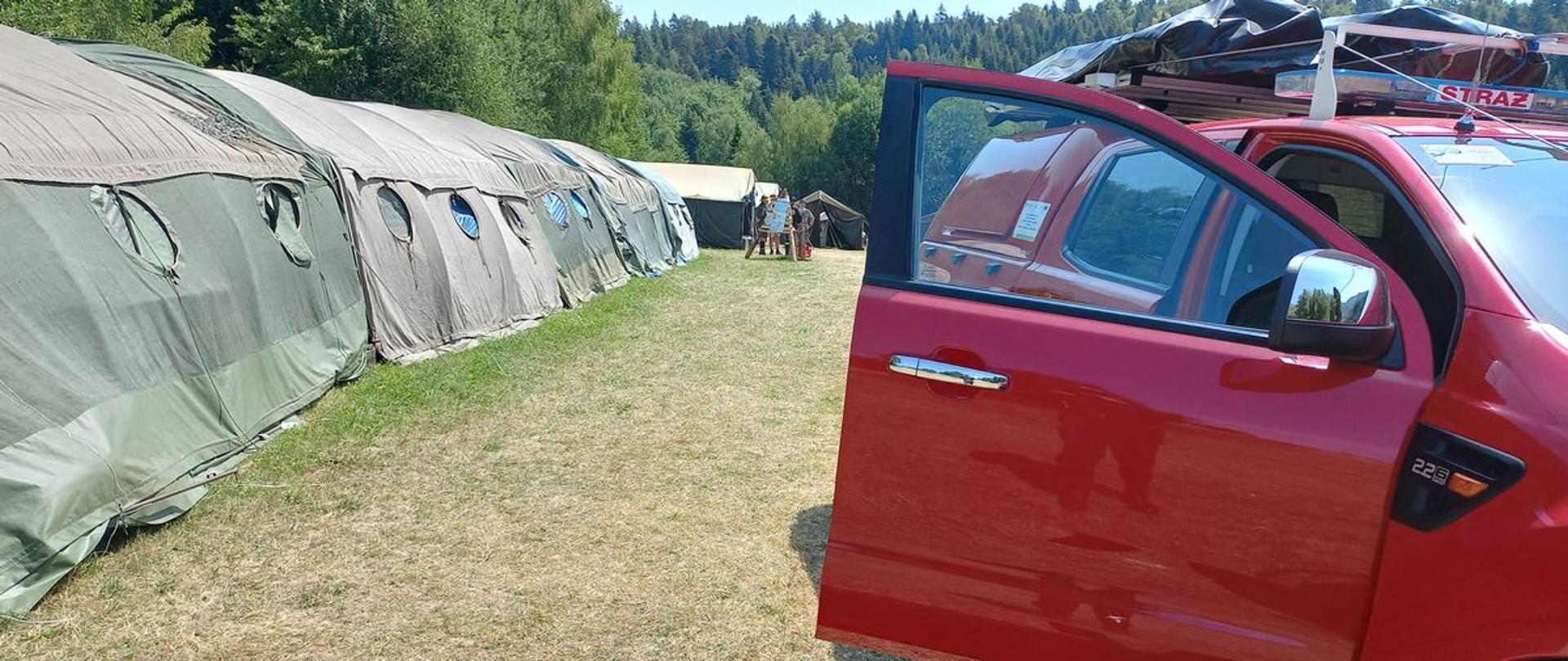 Samochód pożarniczy oraz namioty na obozowisku