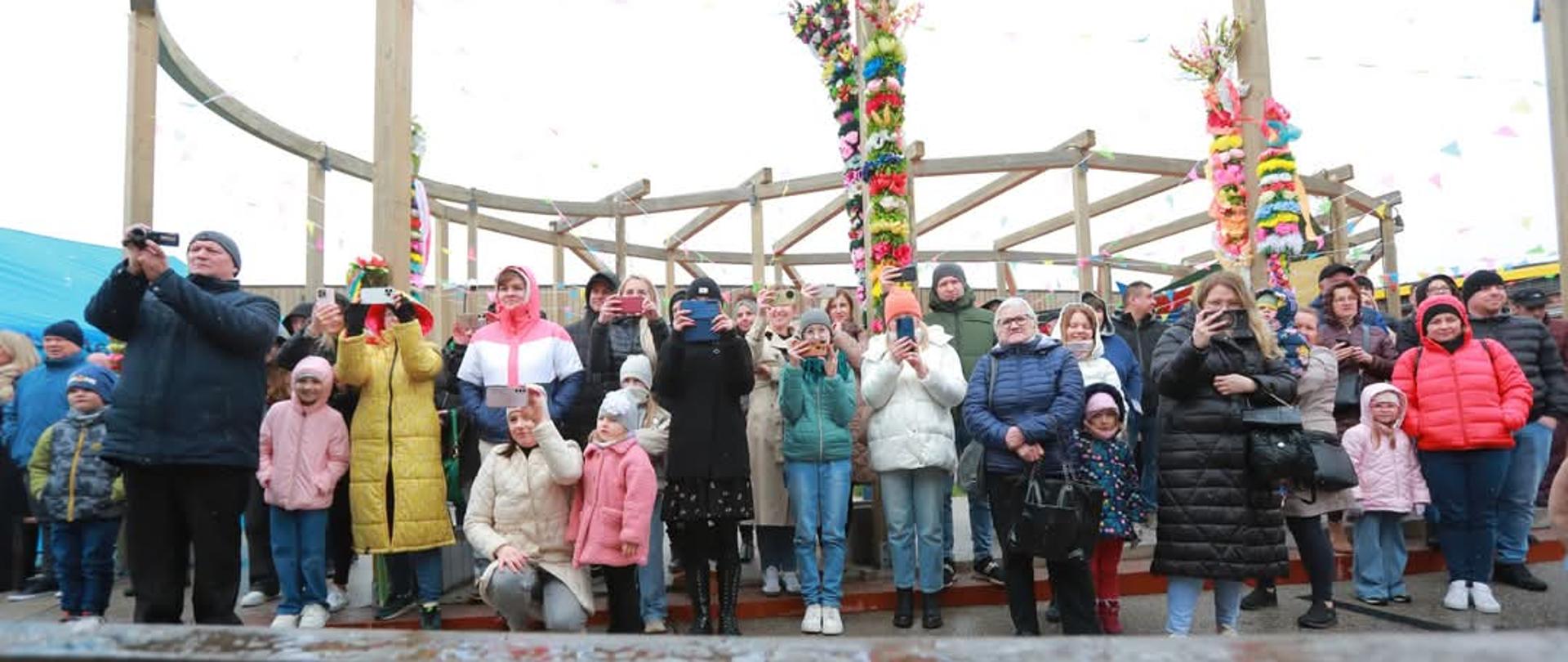 Na zdjęciu widać kobiety i mężczyzn