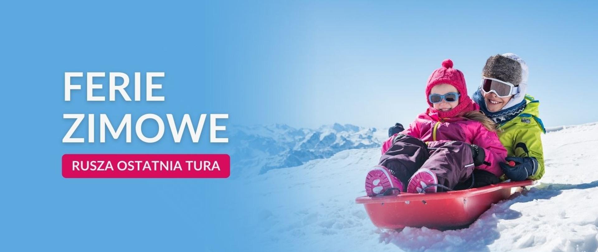 Grafika informuję o rozpoczynającej się ostatniej turze ferii zimowych. W prawym rogu ukazane są dzieci zjeżdżające razem na sankach. Za nimi rozpościera się zimowy krajobraz.