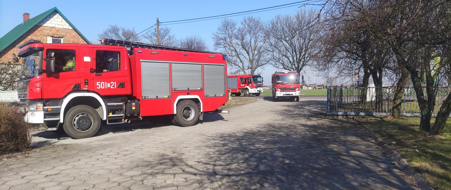 Zdjęcie przedstawia trzy wozy straży pożarnej udające się na ćwiczenia obiektowe