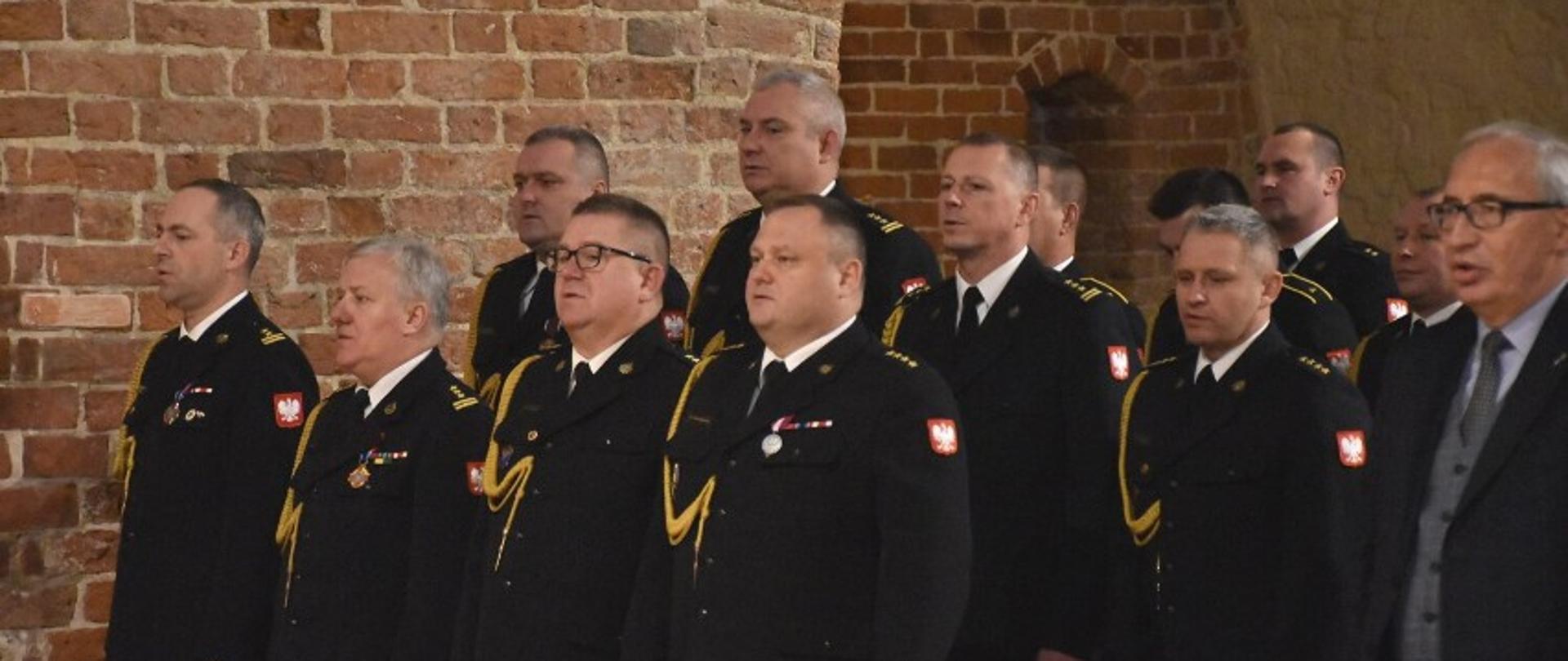 Strażacy śpiewają hymn