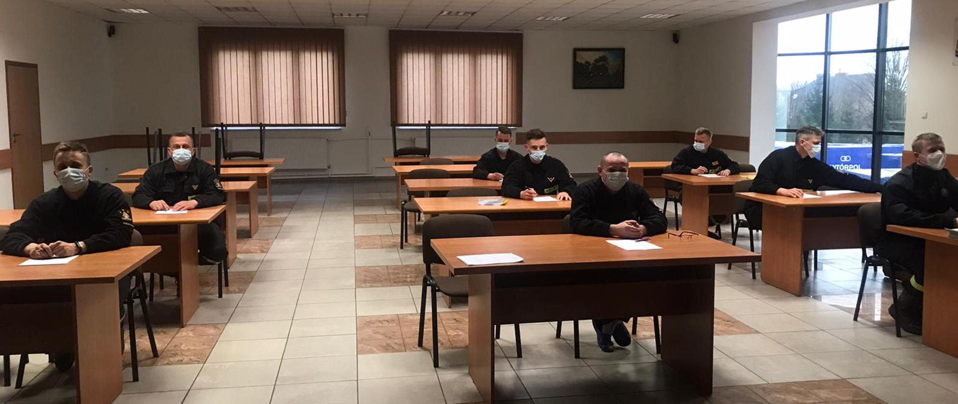 Na zdjęciu widzimy kursantów na sali wykładowej podczas zajęć teoretycznych.