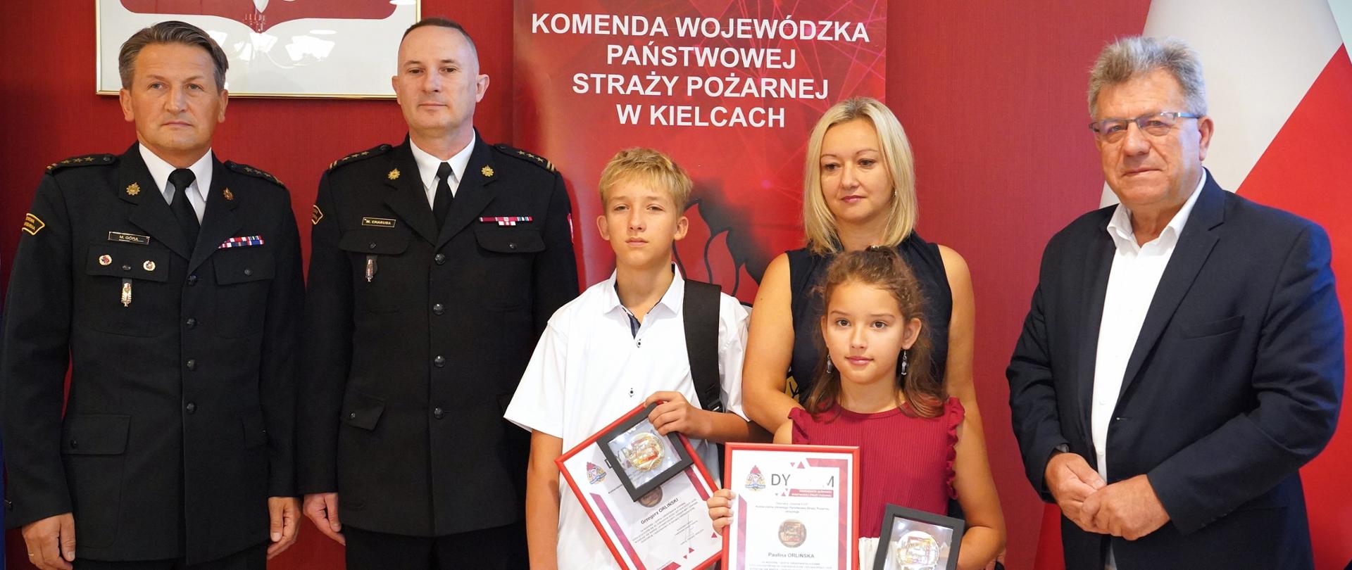 Iuvenis Forti Nagrodzeni z osobami wreczającymi