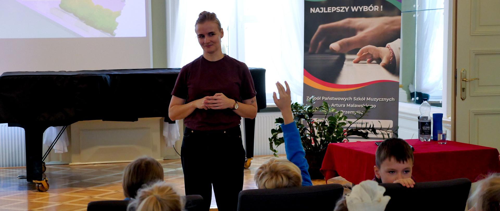 Spotkanie i warsztaty z psychologiem, Panią Natalią Jurkiewicz na temat cyberbezpieczeństwa i zagrożeń w sieci.