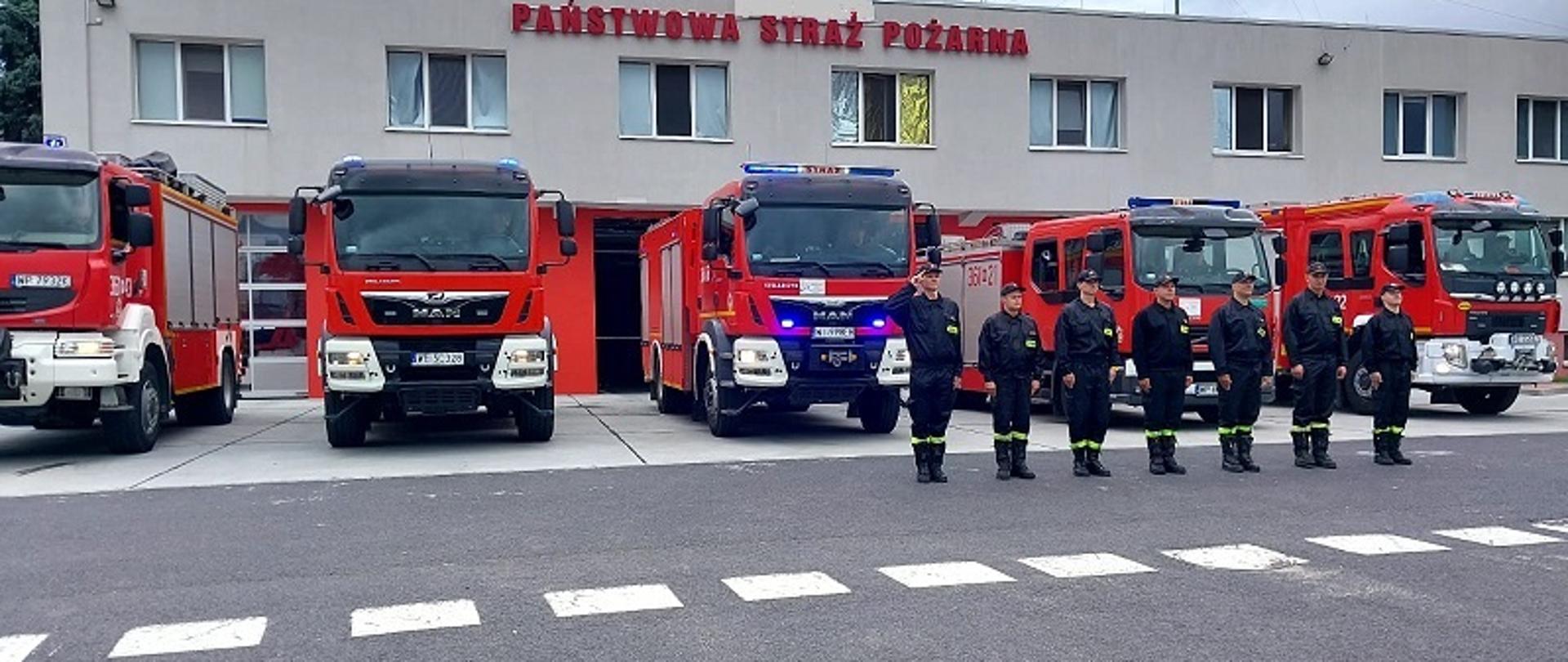Zdjęcie przedstawia strażaków JRG 1 Płock uddających hołd powstańcom. 