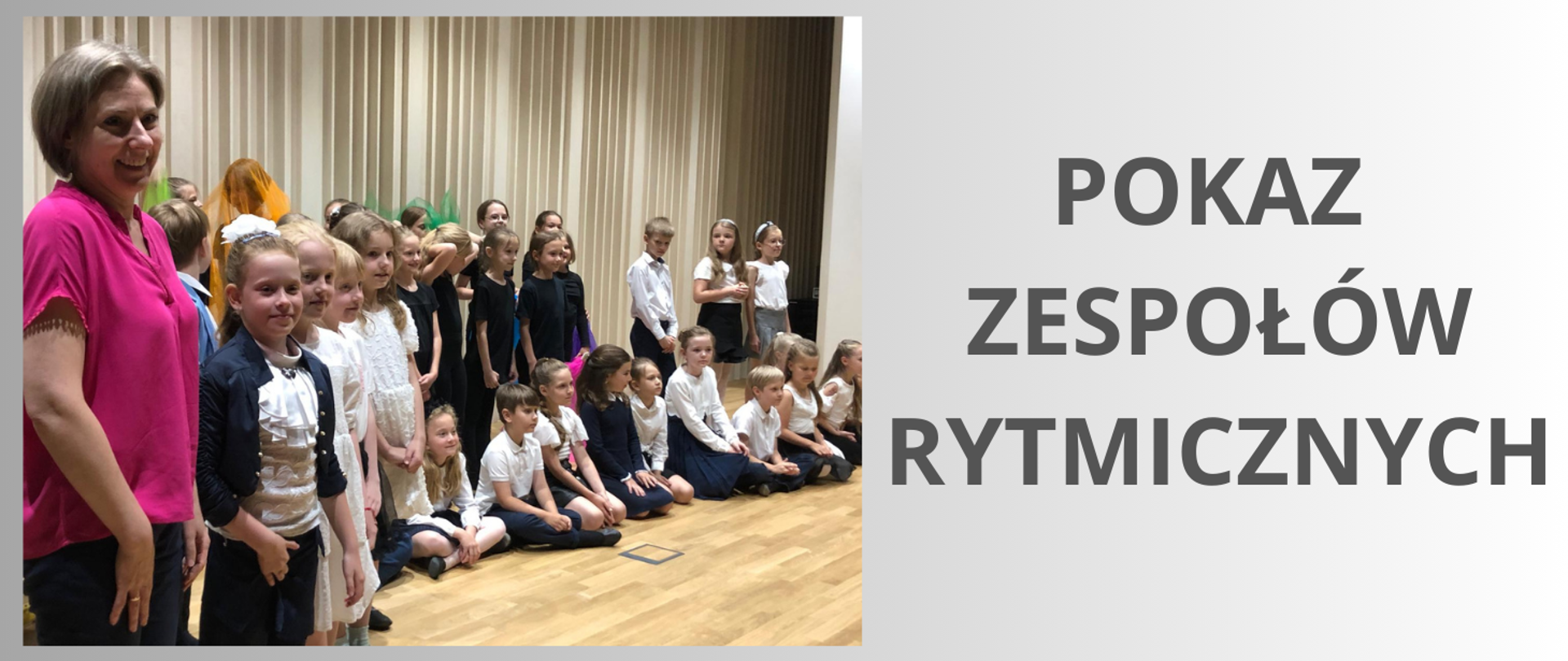 Tło obrazka w odcieniach beżowych Po lewej stronie na zdjęciu grupa dzieci. Część z nich ubrana na czarno, inne odświętnie. Dzieci zgromadzone są w dwóch rzędach. Na pierwszym planie zdjęcia kobieta blondynka w różowej bluzeczce. Tło obrazka w odcieniach brązu.Po prawej strponie brązowy napis "pokaz zespołów rytmicznych"