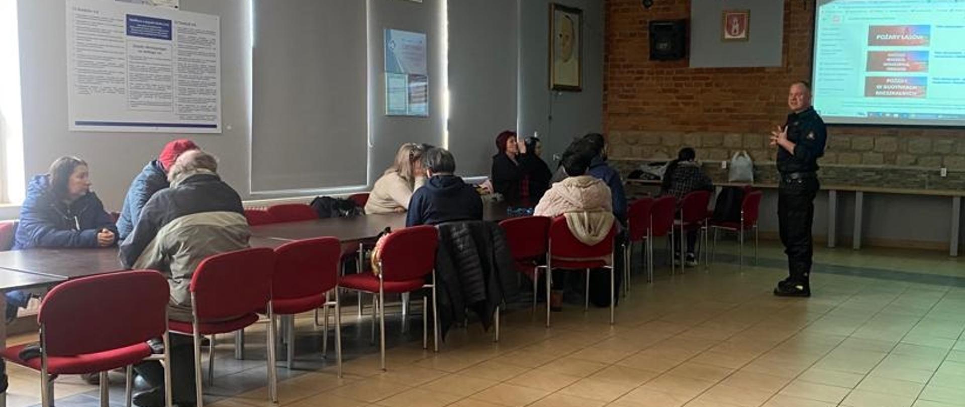 Strażak podczas prewencji.