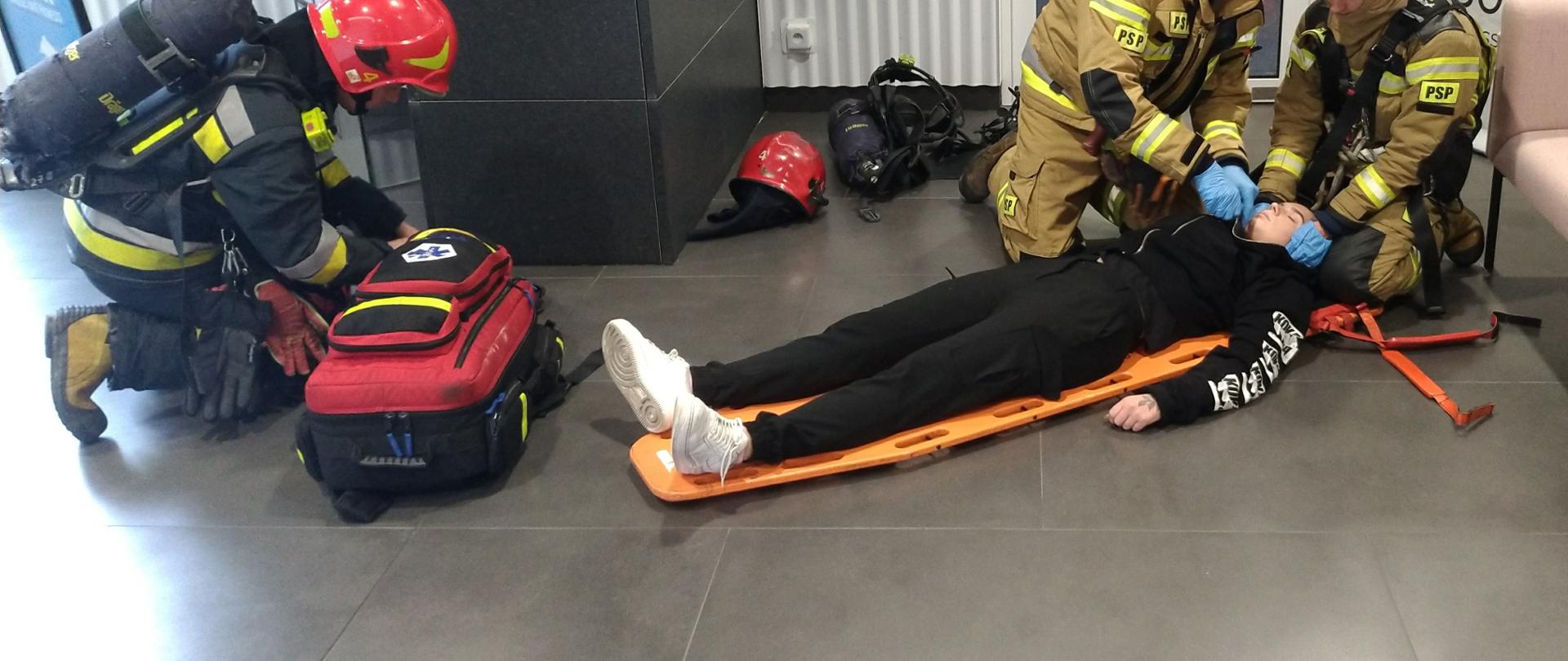 Ratownicy udzielaj pomocy medycznej osobie poszkodowanej.