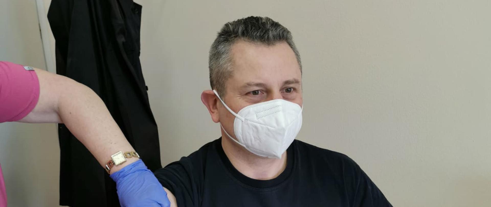 Komendant Powiatowy PSP w Wołowie jako pierwszy zaszczepiony strażak z powiatu wołowskiego