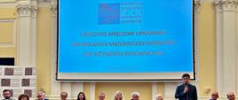Delegacja Głównego Urzędu Nadzoru Budowlanego uczestniczy w uroczystości wręczenia decyzji o nadaniu uprawnień budowlanych inżynierom z Mazowieckiej Okręgowej Izby Inżynierów Budownictwa. Wydarzenie odbyło się 7 lipca 2025 roku w Warszawie, w reprezentacyjnej sali z udziałem licznych gości i beneficjentów.
