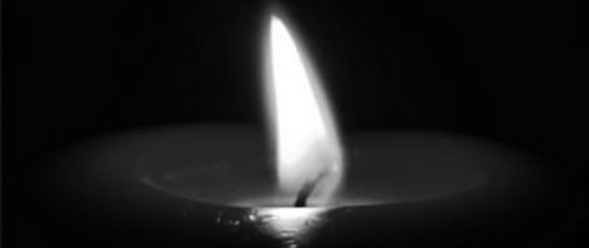 Zdjęcie przedstawia znicz