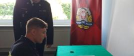 Podpisanie_aktu_ślubowania_w_obecności_komendanta