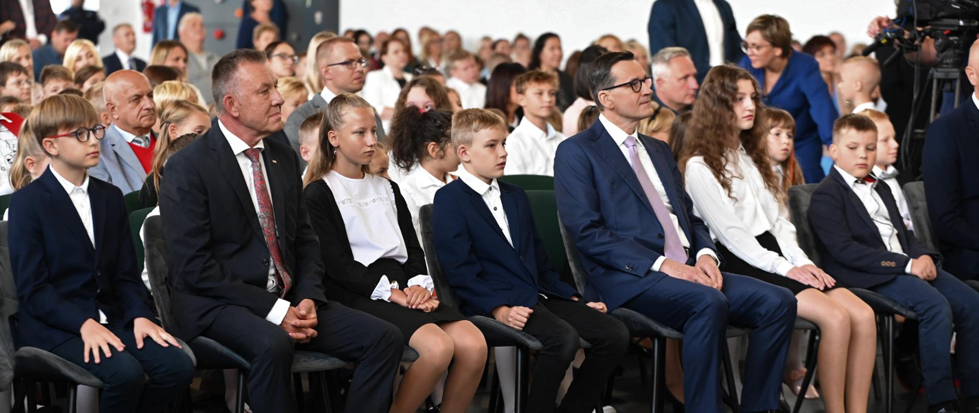Wojewoda Łódzki Karol Młynarczyk (od lewej) oraz Premier Mateusz Morawiecki (od prawej) biorą udział w wojewódzkim rozpoczęciu roku szkolnego w Rokicinach (powiat tomaszowski) 