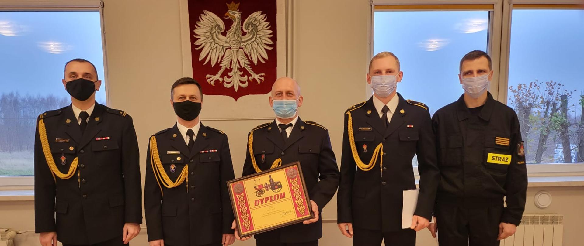 Zdjęcie przedstawia Komendantów, awansowanych na wyższe stanowiska służbowe oraz wyróżnionego z KP PSP Kłobuck