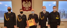 Zdjęcie przedstawia Komendantów, awansowanych na wyższe stanowiska służbowe oraz wyróżnionego z KP PSP Kłobuck