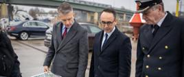Minister Infrastruktury Dariusz Klimczak oraz wiceminister infrastruktury Arkadiusz Marchewka podczas wizyty w Elblągu