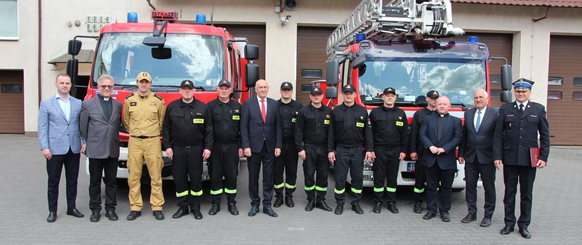 Wizyta lokalnych władz samorządowych z okazji dnia strażaka, w komendzie
