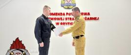Komendant Powiatowy wręcza rozkaz o nadaniu stopnia