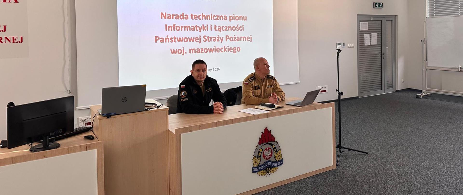 Na zdjęciu Naczelnik WIiŁ i Zastępca Naczelnika WIiŁ. W tle prezentacja