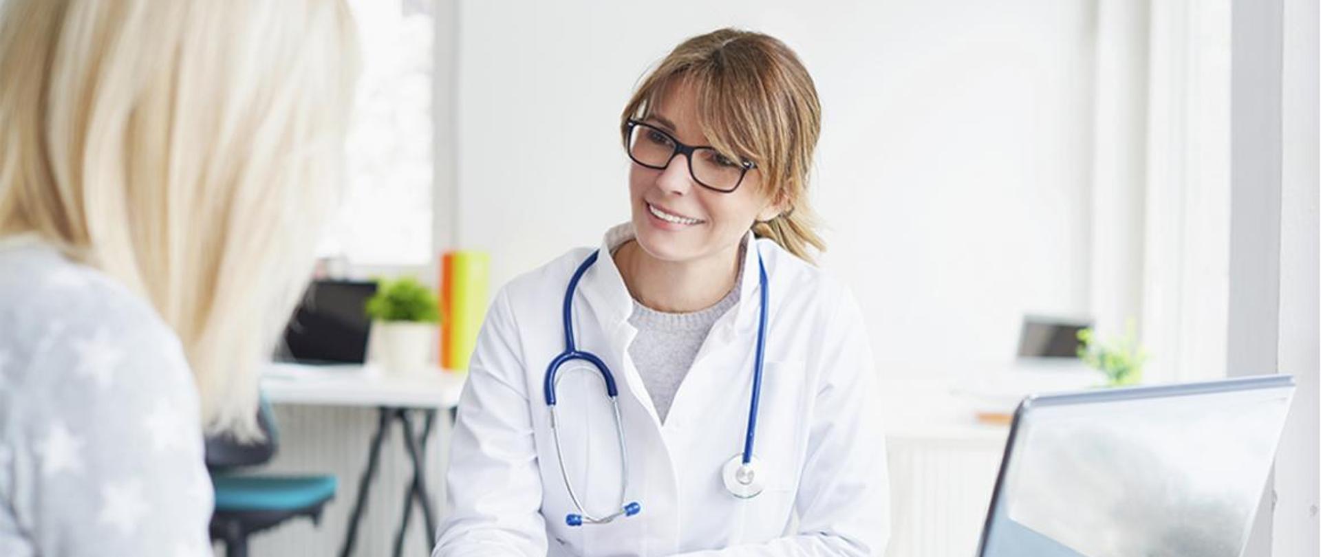 40 plus zdjęcie przedstawia panią lekarz