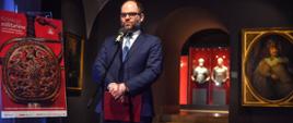 Minister Paweł Lewandowski otworzył wystawę Kolekcji militariów Zamku Królewskiego w Warszawie