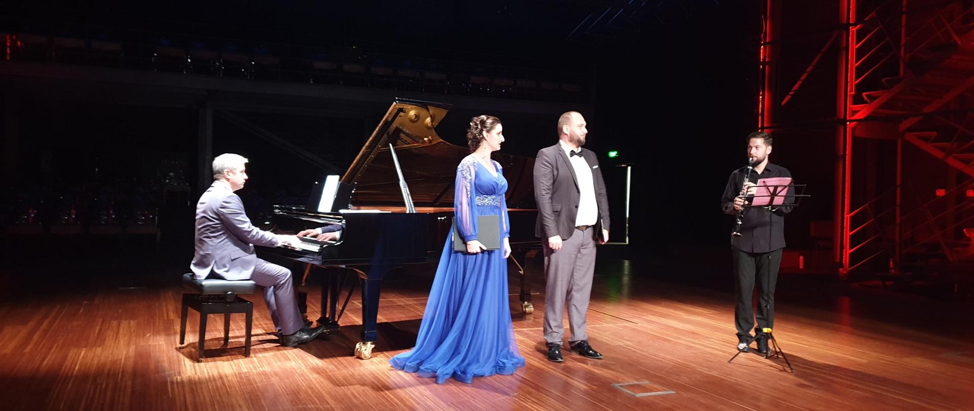 artyści podczas występu2