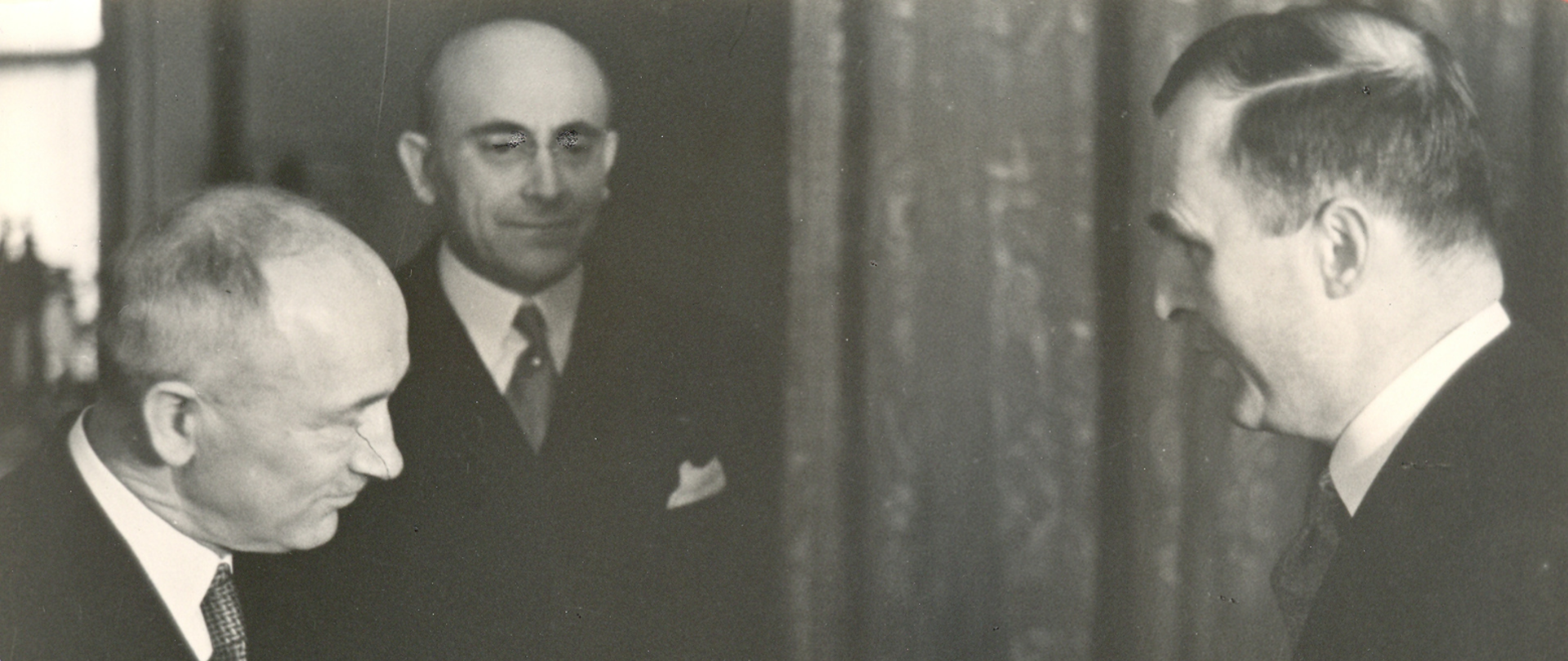 Adam Tarnowski (pierwszy z prawej), poseł RP przy emigracyjnym rządzie Czechosłowacji w Londynie, wręcza 27.10.1941 roku listy uwierzytelniające prezydentowi Edvardowi Benešowi (pierwszy z lewej; w środku minister spraw zagranicznych Czechosłowacji Jan Masaryk)