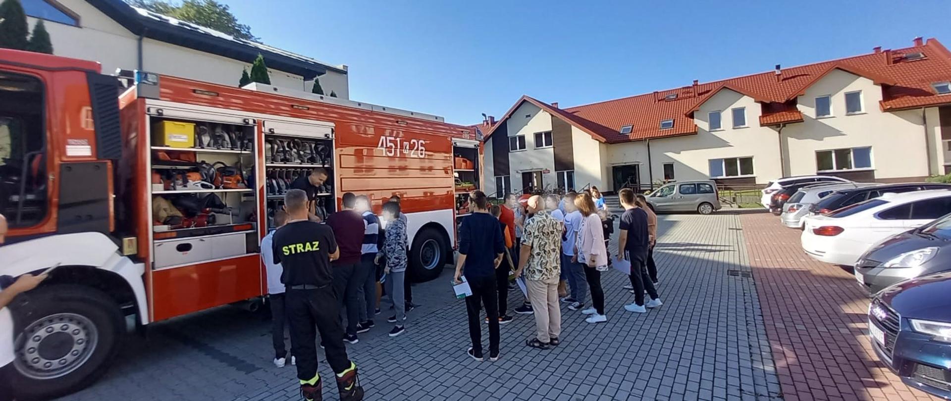 Pokaz wozu i wyposażenia samochodu strażackiego tutejszej JRG Limanowa. 