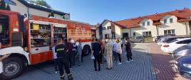 Pokaz wozu i wyposażenia samochodu strażackiego tutejszej JRG Limanowa