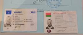 Widok dwóch kart cyfrowych kierowców na tle licencji transportowej