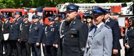Powiatowe obchody Dnia Strażaka w Namysłowie. Na zdjęciu wyróżnieni funkcjonariusze Policji, Ochotniczej Straży Pożarnej.