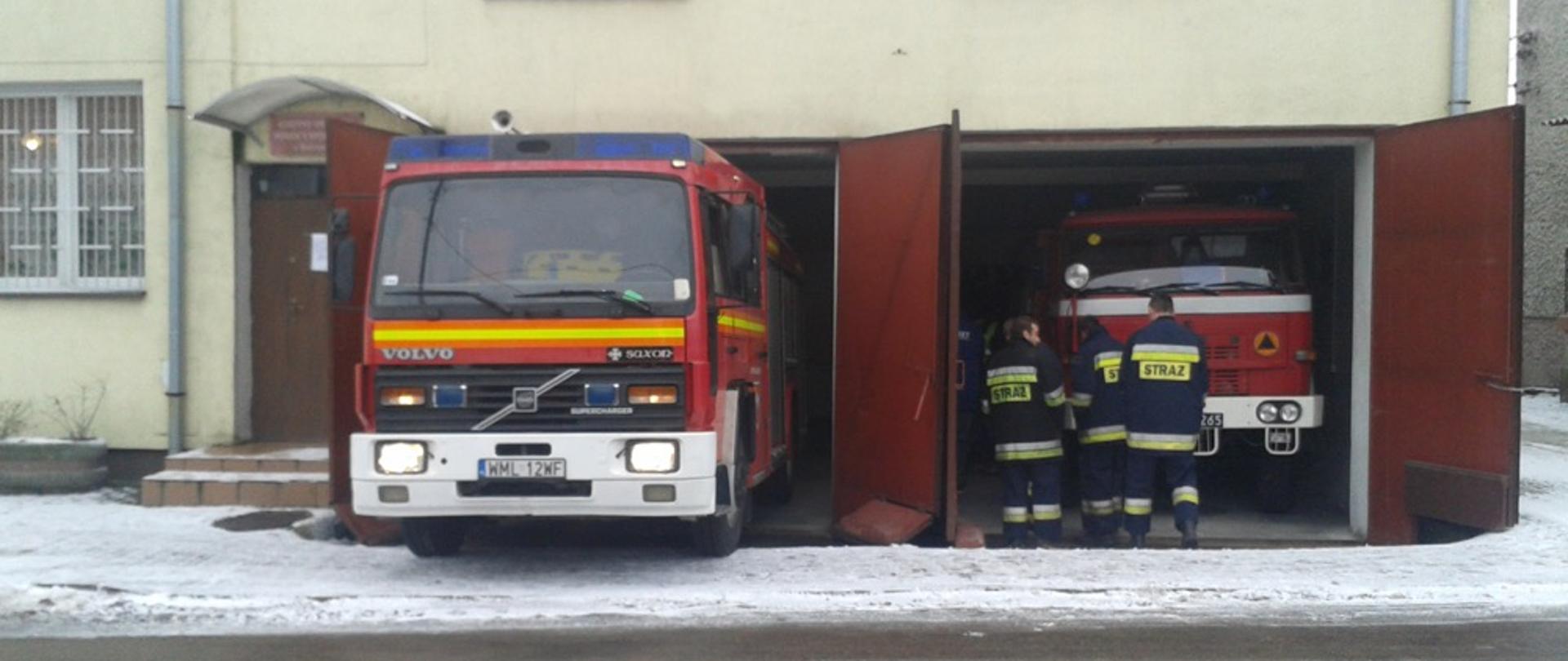 Remiza OSP Radzanów oraz dwa pojazdy pożarnicze.