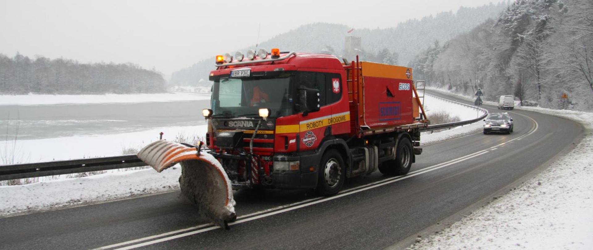 Pojazd zimowego utrzymania w trakcie pracy na drodze krajowej
