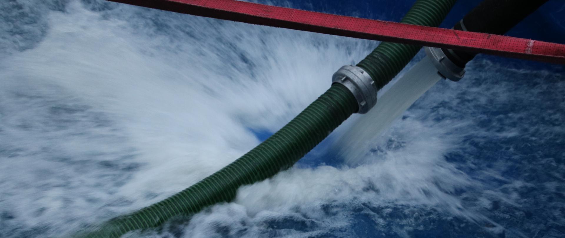 Woda płynie do zbiornika