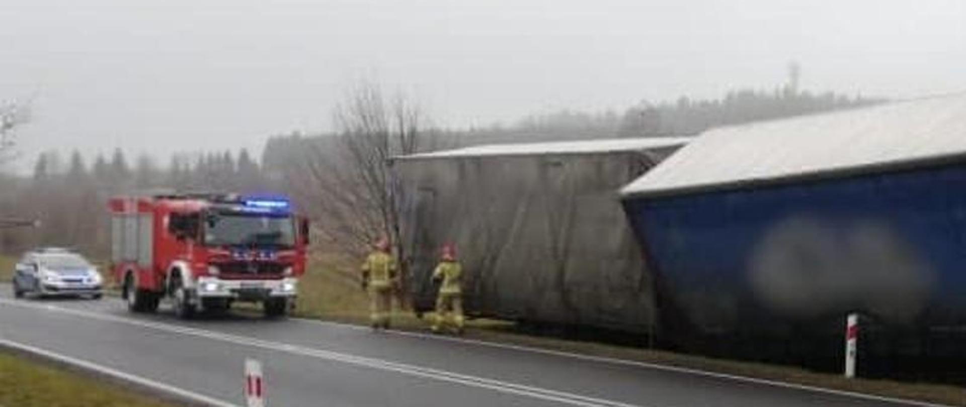 Zdjęcie przedstawia samochód ciężarowy, który zjechał na przeciwległy pas jezdni i zatrzymał się w rowie. Zdjęcie z działań służb na miejscu zdarzenia.