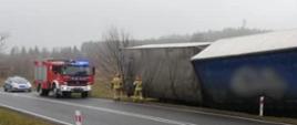 Zdjęcie przedstawia samochód ciężarowy, który zjechał na przeciwległy pas jezdni i zatrzymał się w rowie. Zdjęcie z działań służb na miejscu zdarzenia.