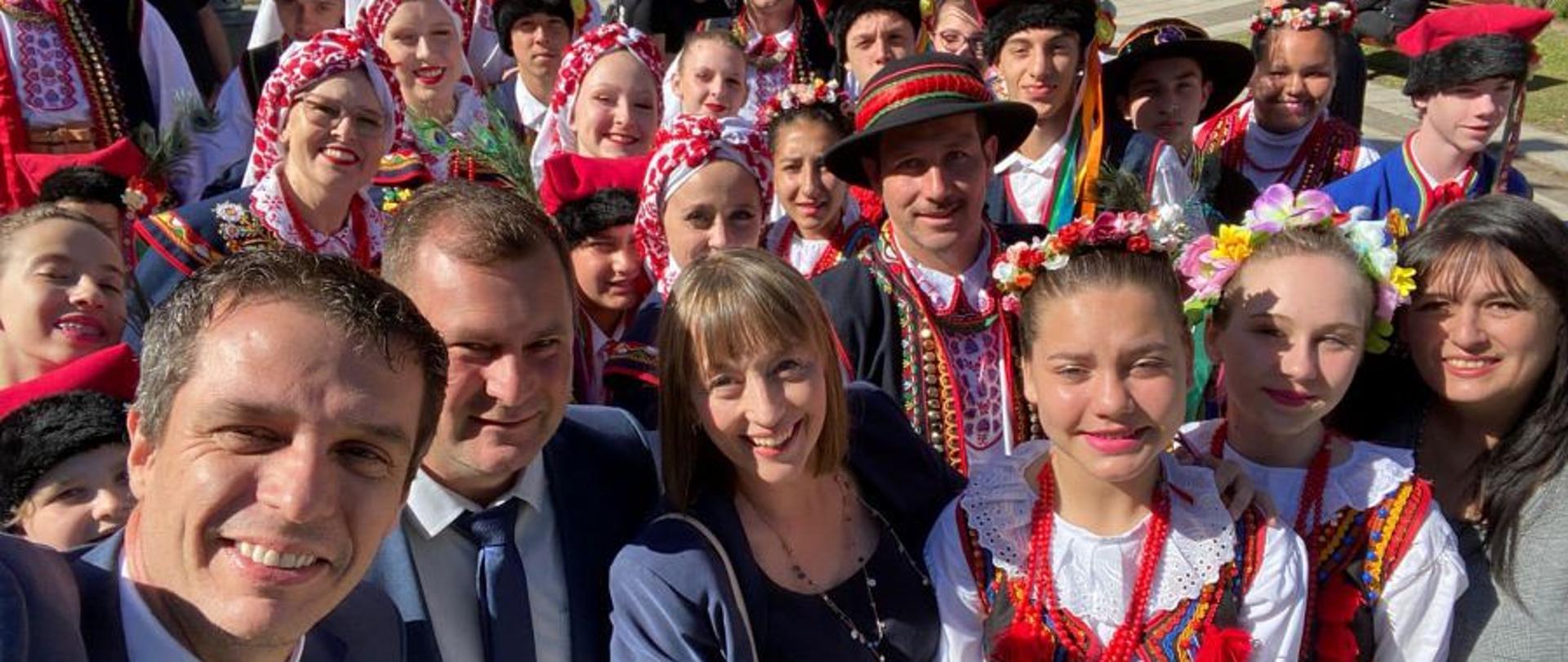 Concordia en blanco y rojo.