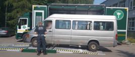 Inspektorzy dolnośląskiej Inspekcji Transportu Drogowego kontrolują stan techniczny autobusu podmiejskiego na terenie Wałbrzycha. Sprawność pojazdu jest szczegółowo weryfikowana na urządzeniach wchodzących w skład Mobilnej Jednostki Diagnostycznej.