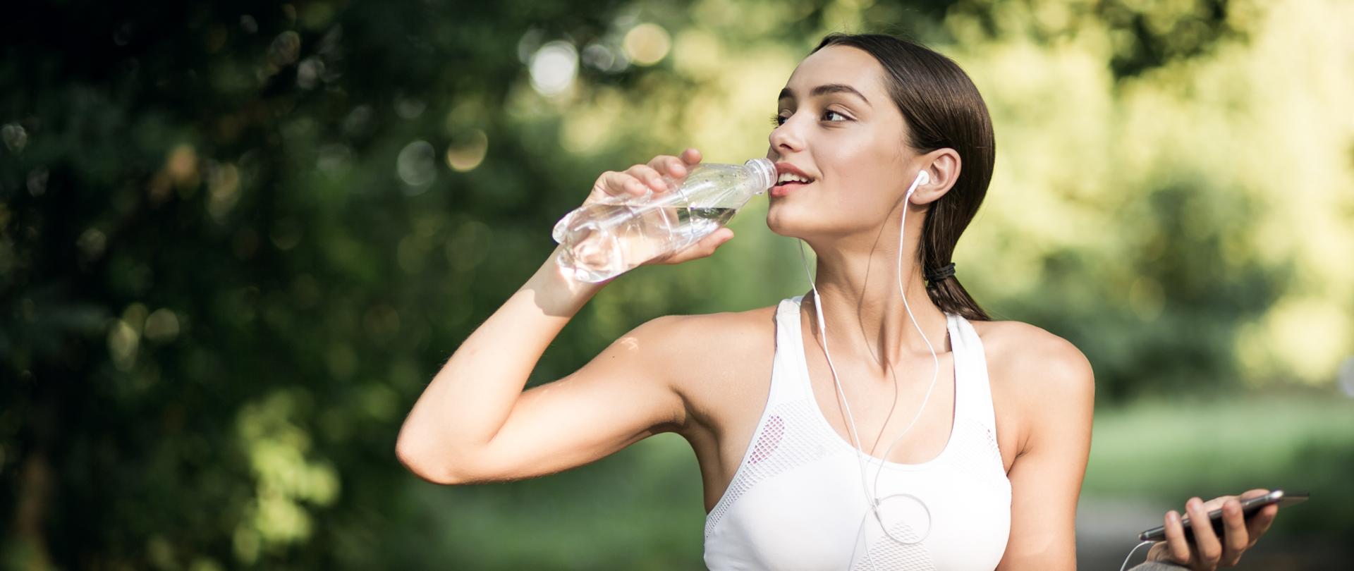 Kobieta pijąca wodę