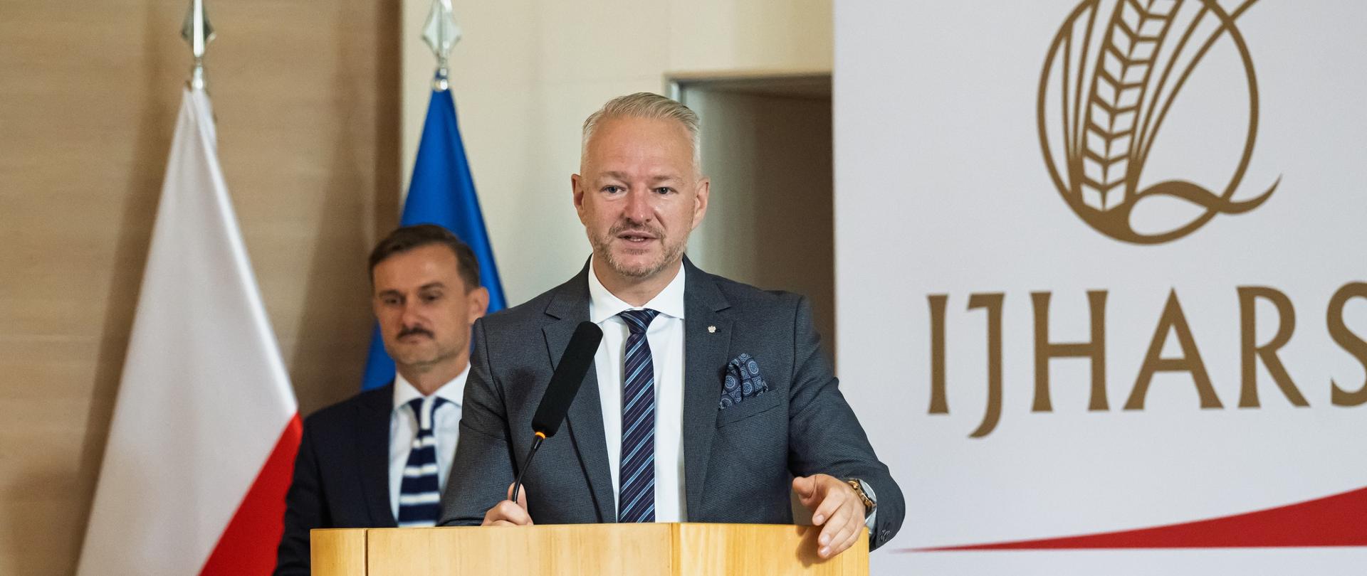 Radosław Król Wojewoda Warmińsko – Mazurski otwierający konferencję