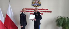 Na zdjęciu Zachodniopomorski Komendant Wojewódzki nadbryg. Jarosław Tomczyk wręcza mł. bryg. Robertowi Dębczakowi Komendantowi Powiatowemu PSP w Pyrzycach decyzję o nagrodzie jubileuszowej za 30 lat pracy zawodowej.
