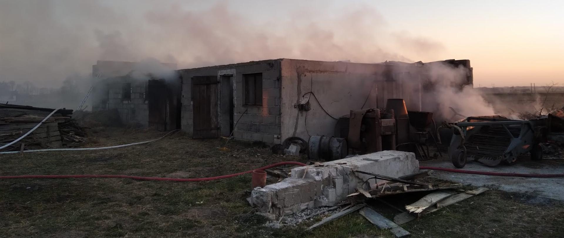 Zdjęcie przedstawia spalony budynek gospodarczy